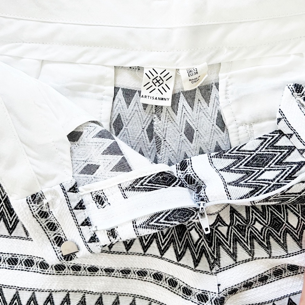 Black & white geometric shorts - Picture 2 of 6